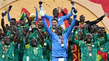   احتفالا بالتتويج بكأس أمم أفريقيا.. رئيس السنغال يعلن اليوم إجازة رسمية 