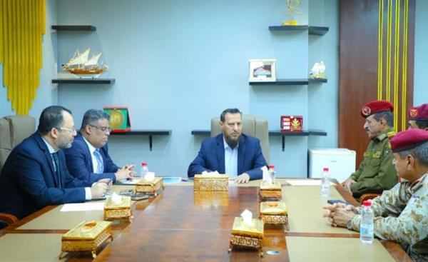محافظ عدن يوجه بإعادة تموضع القوات العسكرية خارج المدن