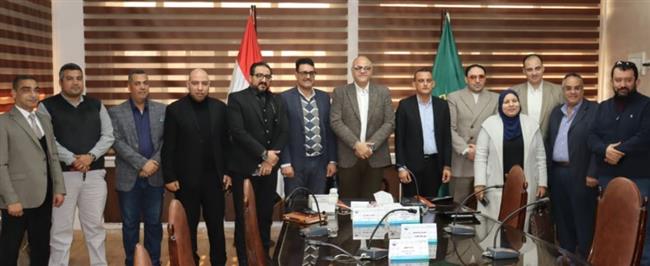 محافظ القليوبية يبحث مطالب المستثمرين ببنها