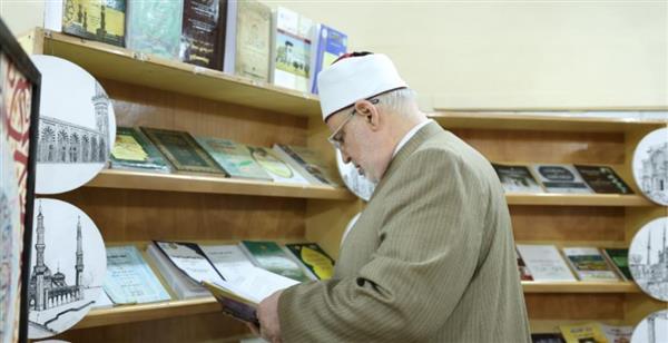 وكيل الأزهر يتفقد جناح الأزهر بمعرض القاهرة للكتاب