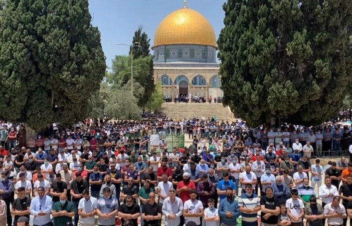 آلاف الفلسطينيين يؤدون صلاة الجمعة في المسجد الأقصى