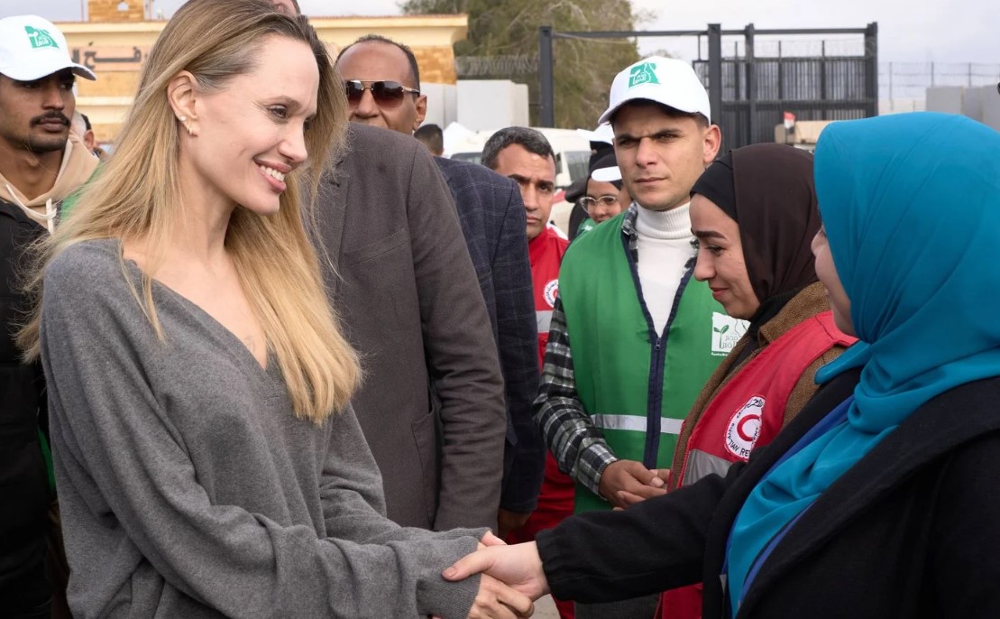 أنجلينا جولي تثمن الجهود المصرية في استقبال المساعدات وإرسالها إلى غزة