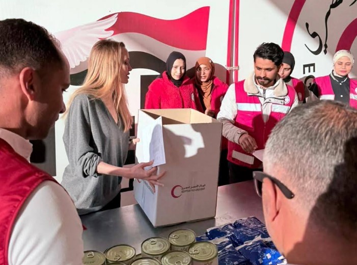 أنجلينا جولي تشارك في تعبئة مساعدات غزة.. صور