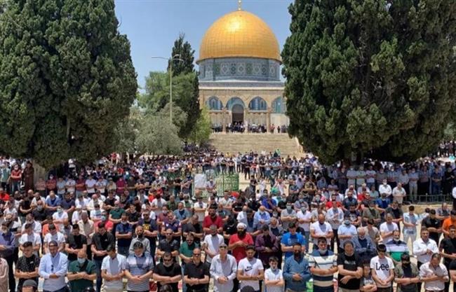 آلاف الفلسطينيين يؤدون صلاة الجمعة في المسجد الأقصى