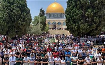   آلاف الفلسطينيين يؤدون صلاة الجمعة في المسجد الأقصى