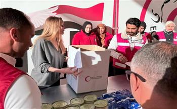   أنجلينا جولي تشارك في تعبئة مساعدات غزة.. صور