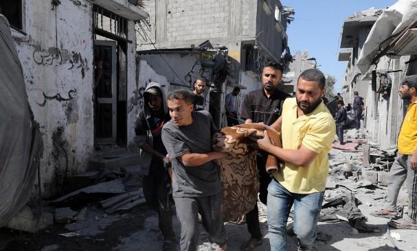 استشهاد فلسطيني وإصابة آخر في مخيم البريج وخان يونس