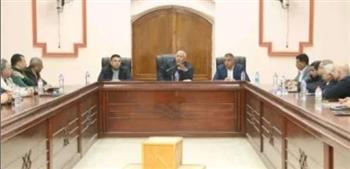   محافظ الوادى الجديد يجتمع مع رؤساء القرى بالداخلة لمناقشة الارتقاء بالخدمات
