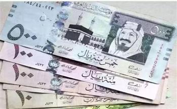   الريال السعودي يواصل ثباته مع بداية التعاملات المصرفية
