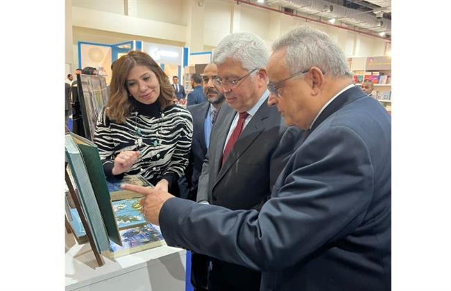 وزيرا الثقافة والتعليم العالى يتفقدان جناح مكتبة الإسكندرية فى معرض الكتاب