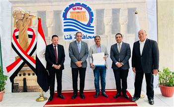 محافظ قنا يكرم المتدربين ضمن مبادرة تواصل لتدريب العاملين على لغة الإشارة