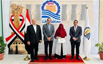   محافظ قنا يكرم مسؤولي منظومة الشكاوي بالمديريات والإدارات
