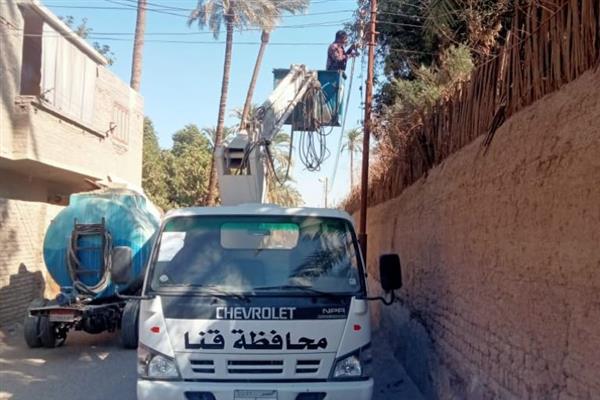 محافظ قنا : صيانة وتركيب كشافات جديدة بعدد من القرى لرفع كفاءة منظومة الإنارة