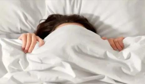 تغطية الرأس أثناء النوم: هل تشكل مخاطر صحية فعلية؟