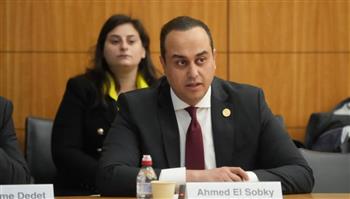   أحمد السبكي يستعرض جهود مصر في البحث الطبي والتأهيل الصحي بباريس