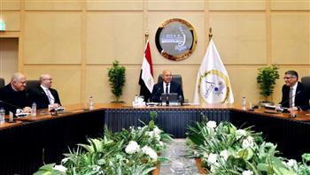   وزير الصناعة والنقل يجتمع بمحافظي الجيزة وبني سويف واتحاد الصناعات المصرية