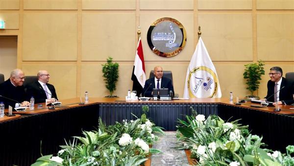 وزير الصناعة والنقل يجتمع بمحافظي الجيزة وبني سويف واتحاد الصناعات المصرية