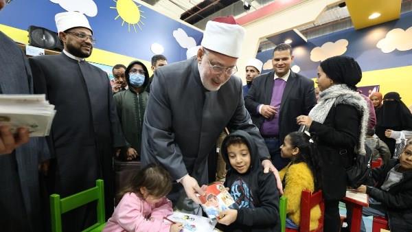 قيادات الأزهر يتفقدون جناح الأزهر بمعرض القاهرة الدولي للكتاب