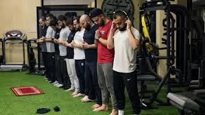   ما حكم الصلاة في أماكن مخصصة للألعاب والاستحمام؟