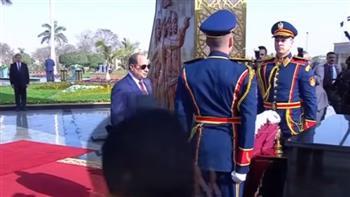 الرئيس السيسي يضع إكليلًا من الزهور على النصب التذكاري لشهداء الشرطة
