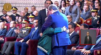   "بحبك أوي ياريس".. لحظة أبوية مؤثرة بين الرئيس السيسي وابن الشهيد رامي هلال