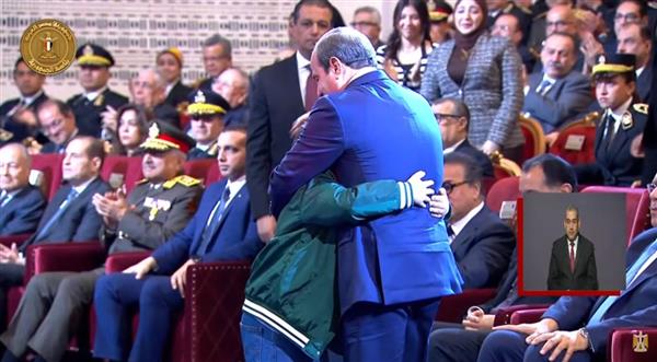 "بحبك أوي ياريس".. لحظة أبوية مؤثرة بين الرئيس السيسي وابن الشهيد رامي هلال
