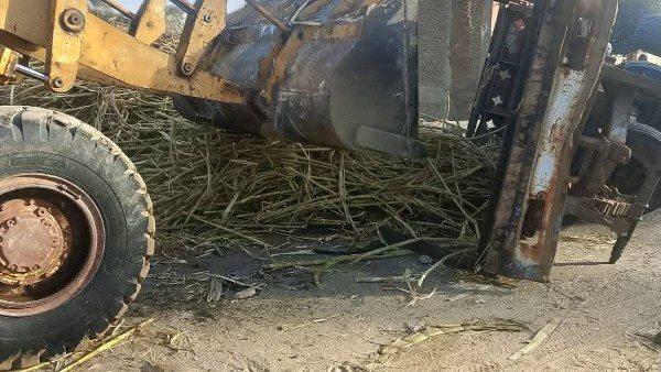 تزامنًا مع بدء موسم عصير القصب .. انقلاب مقطورة على طريق العجالين المحور بقوص