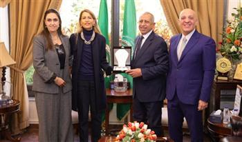 رئيس الأكاديمية العربية يكرم مدير المكتب الإقليمي لليونسكو بالقاهرة والسودان 