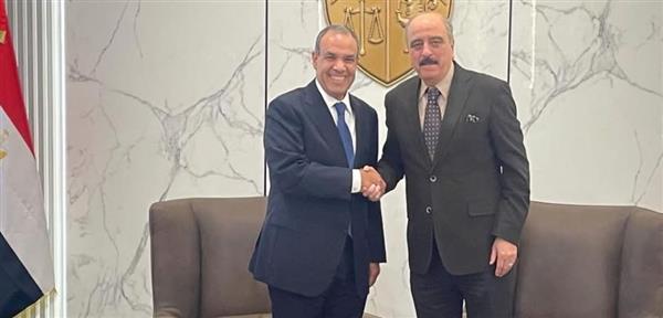 وزير الخارجية يصل إلى تونس ويستقبله نظيره التونسي بمطار قرطاج