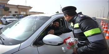   رجال الشرطة يشاركون المواطنين الاحتفال بالذكرى الـ74 لعيد الشرطة
