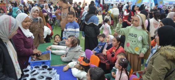 حكاية حجر تجذب رواد معرض الكتاب لركن متحف الطفل