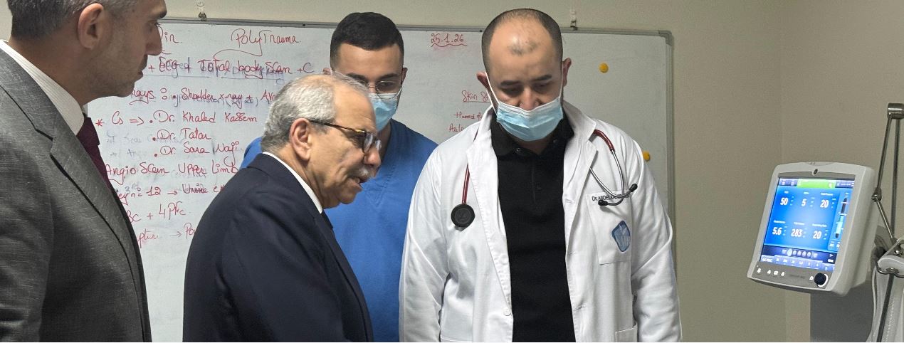 رئيس الوزراء اللبناني يزور الناجين من حادث انهيار المبنى السكني بطرابلس