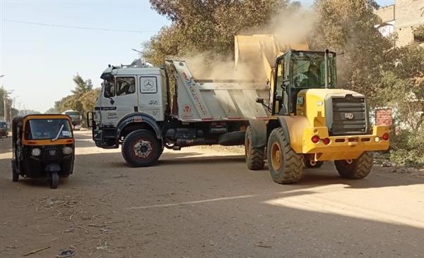 رفع 22 طنًا من التراكمات والمخلفات الصلبة بقوص قنا
