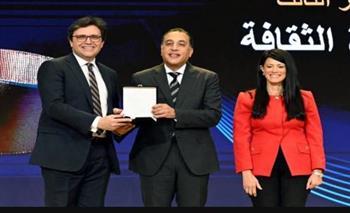 مدبولي يسلم وزير الثقافة جائزة التميز الحكومي في مجال تكافؤ الفرص وتمكين المرأة