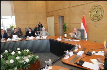 وزير الكهرباء يجتمع باللجنة الاستراتيجية للكهرباء