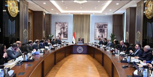 رئيس الوزراء يستعرض موقف توافر الأدوية وسداد مستحقات شركات الدواء