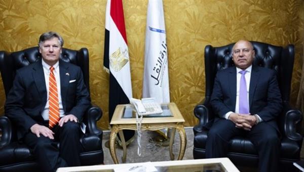 وزير الصناعة يستقبل نائب وزير الخارجية الأمريكي لتعزيز التعاون في النقل والصناعة