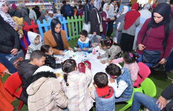 ورش الرسم والتلوين بمكتبة مصر الجديدة تجذب زوار معرض الكتاب الـ57