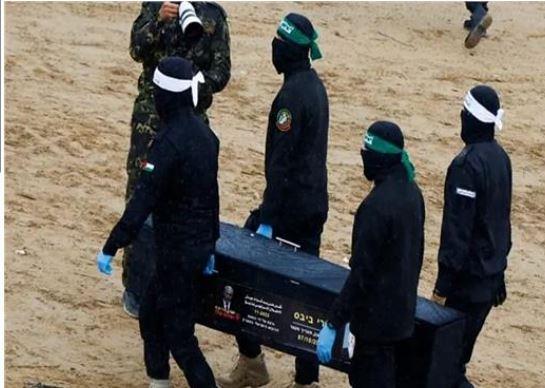 إسرائيل تتسلم رفات آخر جنودها من غزة وتستمر في قصف القطاع