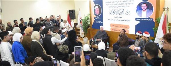 مصطفى حسني يوضح معنى القرب من الله بمعرض الكتاب
