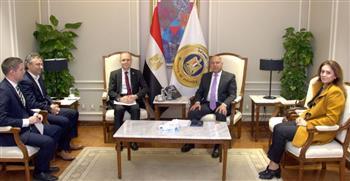 وزير الصناعة يبحث تصنيع السيارات الكهربائية مع سين كارز البلغارية
