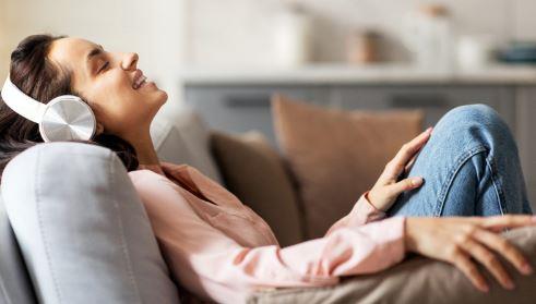 الموسيقى تعزز إنتاجية المرأة وإبداعها أثناء أداء المهام المنزلية