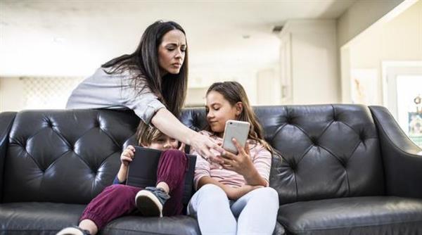 دليل الأهل لحماية أطفالهم أثناء ممارسة الألعاب الإلكترونية عبر الإنترنت