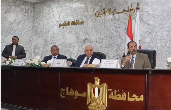 محافظ سوهاج يناقش الموقف التنفيذي لملف التصالح على مخالفات البناء