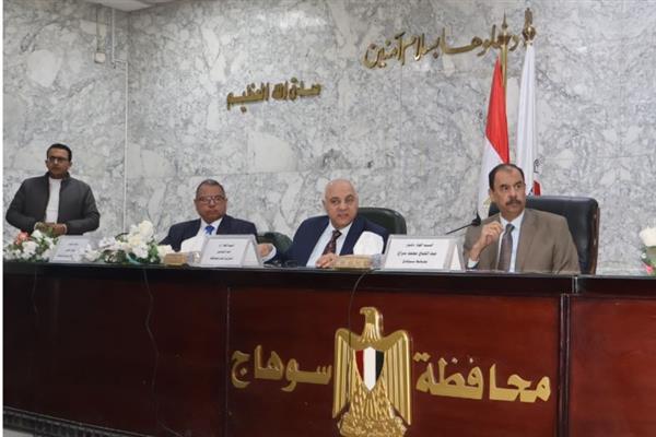 محافظ سوهاج يناقش الموقف التنفيذي لملف التصالح على مخالفات البناء