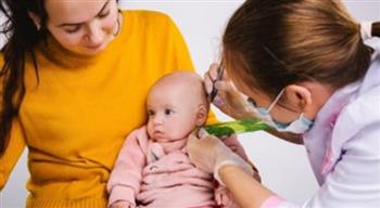  متى تثقبين أذن طفلتك بأمان؟