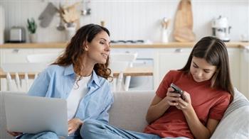   هل إخفاء المراهقين لأسرارهم أمر طبيعي أم مؤشر خطر؟