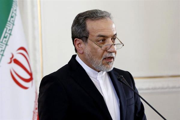عراقجي يحذّر الولايات المتحدة: إصبع طهران على الزناد