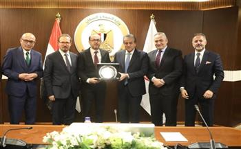 وزير الصحة يتابع مع وفد تركي تنفيذ مدينة العاصمة الطبية