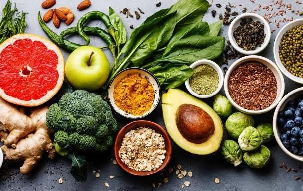 أطعمة يومية تدعم صحة الكبد وتساعده على طرد السموم دون مجهود